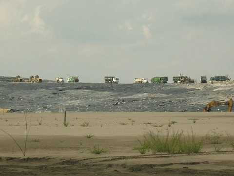 Rác đổ thành đống và chưa che bạt rất hôi thối. Rác đổ thành đống và chưa che bạt rất hôi thối.