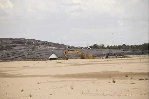 San lấp để mở rộng diện tích chứa rác thải. San lấp để mở rộng diện tích chứa rác thải.