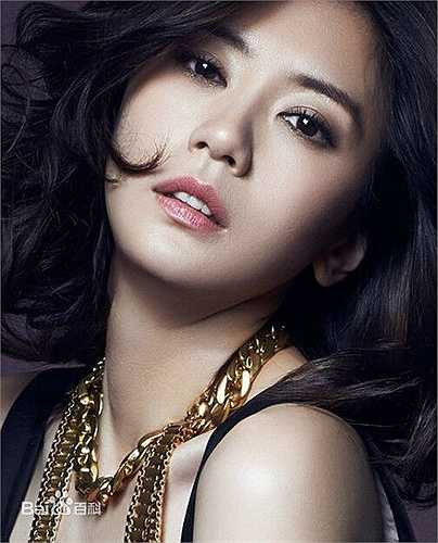 Tuy nhiên, Tôn Chí Hạo không đổi tính. Cuộc sống hôn nhân của họ trở nên bế tắc và chính thức ly hôn 3 năm sau đó. Tôn yêu cầu Giả Tịnh Văn không được đến gần khu vực nhà anh. Đáp lại, Giả Tịnh Văn tỏ ra hờ hững với gia tài. Tại phiên tòa ly hôn, cô không nhận bất kỳ tài sản nào từ nhà họ Tôn, nữ diễn viên chỉ mong được quyền nuôi con gái.