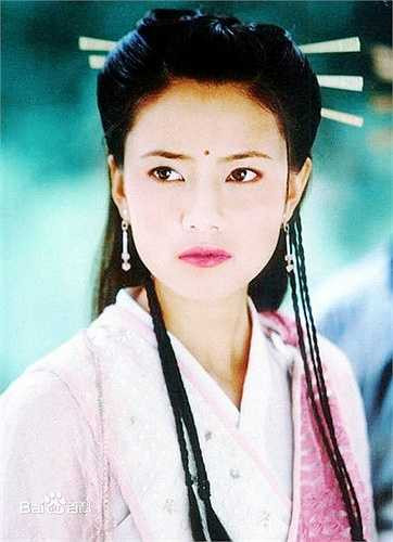 Khi đóng vai Chu Chỉ Nhược, Cao Viên Viên đang hứng nhiều tin đồn, bị chỉ trích từ cư dân mạng vì nghi vấn người thứ ba trong chuyện tình Hạ Vũ - Viên Tuyền.