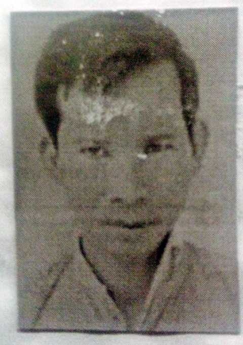 Doanh nhân, lừa đảo, chui vào thùng xốp, trốn cảnh sát, nằm cuộn, bị bắt