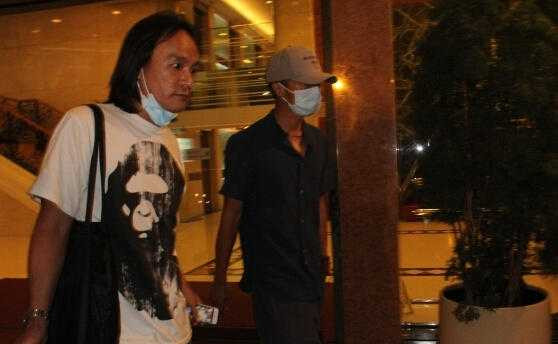  Nam diễn viên bịt khẩu trang che kín mít.