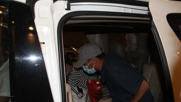  Tạ Đình Phong nhanh chóng lên xe trở về nhà.