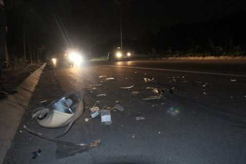 Phần đèn bị vỡ tan, rơi tung tóe sau khi cột đèn ngã đập xuống đường