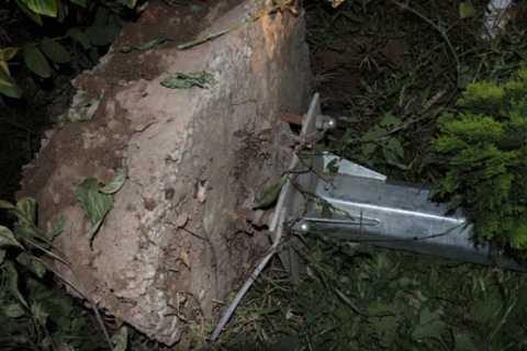 Phần bê tông chôn xuống đất của cột đèn rất ngắn nên khi bị rung chấn đã bật gốc