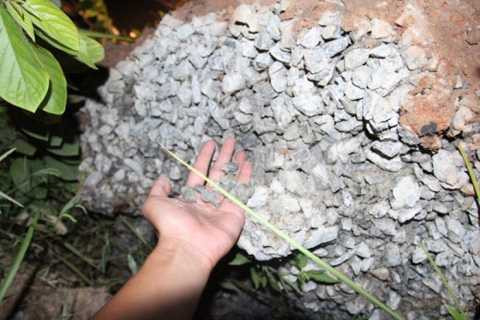 Cột đèn bật gốc, lộ ra những miếng bê tông thiếu xi - măng, lấy tay gỡ nhẹ từng mảng sẽ vỡ ra