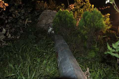 Để đảm bảo an toàn cột đèn đã được người dân khiêng lên giải phân cách