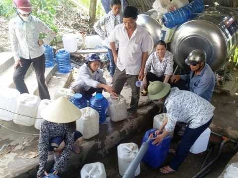 Rất đông người dân khắp nơi tìm đến đây để mua nước về sử dụng