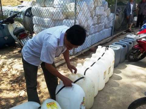 Mỗi can 20 lít có giá 5000 đồng