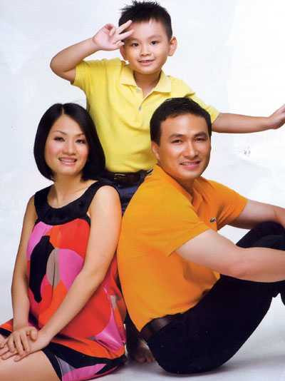 Sau cuộc hôn nhân đổ vỡ với Thái Giang, nam diễn viên tái hôn với người vợ thứ hai Hồng Loan và đón con trai đầu lòng.