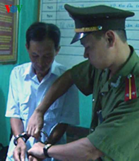 Đối tượng Đinh Tất Thắng (áo trắng) bị bắt giữ (ảnh do Công an Thanh Hóa cung cấp).