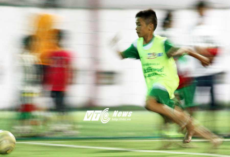 Vào sân cậu bé luôn cháy hết mình với trái bóng tròn (Ảnh: Hoàng Tùng)