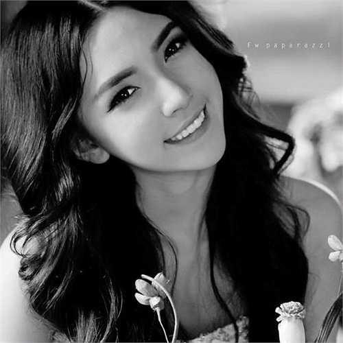 Du Dương sở hữu gương mặt thanh thoát và nụ cười cuốn hút.