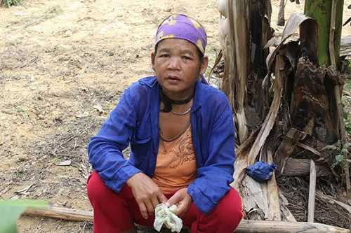 Chị Hồ Khâm, người phụ nữ 8 lần vượt cạn ở ngoài bờ suối và sau đó 4 đứa con đã “về với núi rừng” vì quá yếu. Ảnh: Thiện Lương