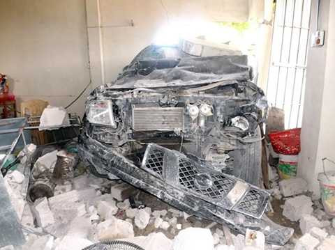 Chiếc ôtô nát tươm sau khi tông sập tường nhà dân