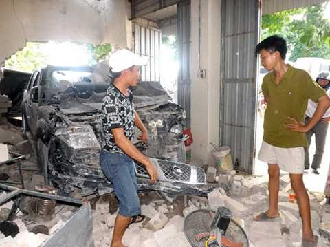 Em Tâm (áo vàng- người chứng kiến vụ việc) cho biết chiếc xe lao vào nhà chỉ cách vị trí của em 1 mét