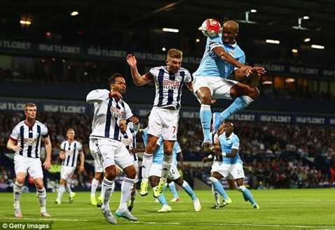 Kompany ghi bàn ấn định chiến thắng 3-0 ở trận khai mạc Kompany ghi bàn ấn định chiến thắng 3-0 ở trận khai mạc