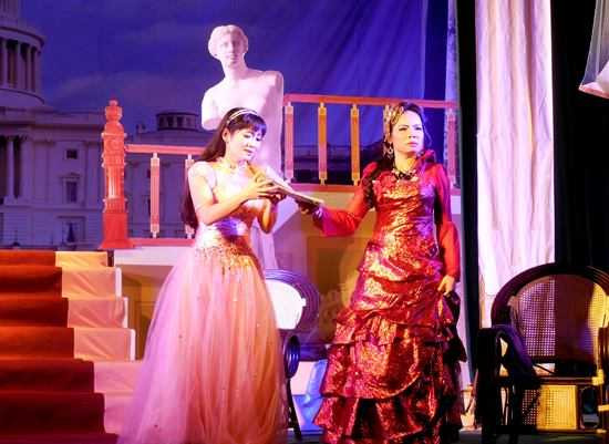 Diễn viên chính trên sân khấu tuồng Bình Định.