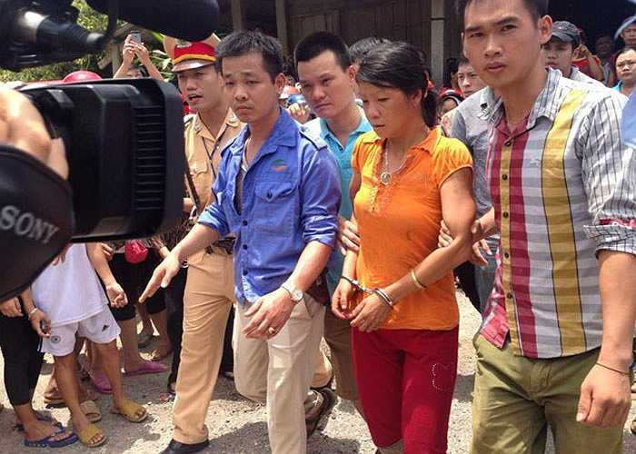 Công an di lý hai nghi phạm Đặng Văn Hùng và Nguyễn Thị Hán về trụ sở công an huyện Lục Yên. Nghi can di chuyển nhanh nhẹn, không có dấu hiệu mệt mỏi. 