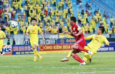 Anh Đức bất ngờ san bằng tỷ số (Ảnh: Phạm Thành)