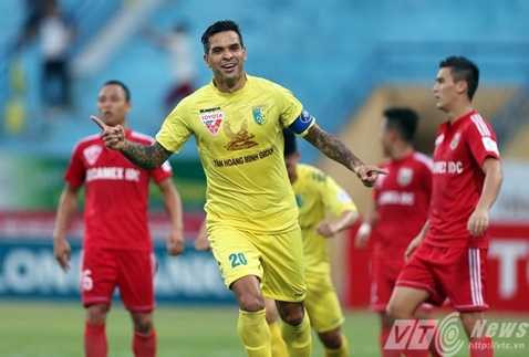 Gonzalo vui mừng sau bàn mở tỷ số