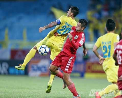 Michal Nguyễn luôn theo sát Gonzalo như hình bóng với bóng