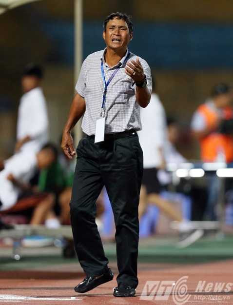 Ông Mai Đức Chung nỗ lực giúp B.Bình Dương có chiến thắng đầu tiên tại Hàng Đẫy (Ảnh: Quang Minh)