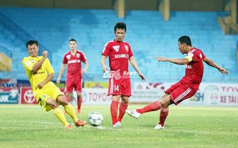 Anh Đức tỏa sáng với cú sút phạt hiểm hóc (Ảnh: Phạm Thành)