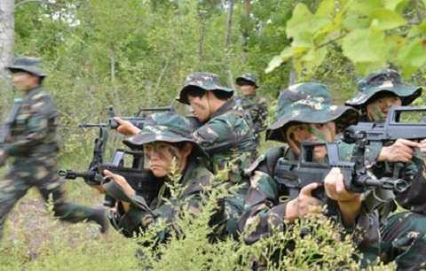 Các nữ binh sĩ Trung Quốc diễn tập trong rừng