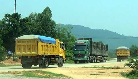 Thời gian qua, VietNamNet nhận được phản ánh của người dân các huyện Nghĩa Đàn, Tân Kỳ (Nghệ An) về tình trạng xe tải chở cát xuất hiện dày đặc trên đường mòn Hồ Chí Minh. Điều đáng nói, hoàng loạt phương tiện có biểu hiện cơi nới thùng, chở quá tải trọng chạy nghênh ngang khiến người dân bức xúc.