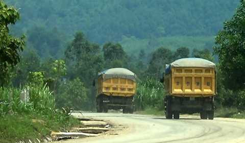 Sau “thế hệ” xe Hổ Vồ, những chiếc Dongfeng chở cát đang xuất hiện phổ biến và tung hoành trên nhiều tuyến đường huyết mạch ở Nghệ An.