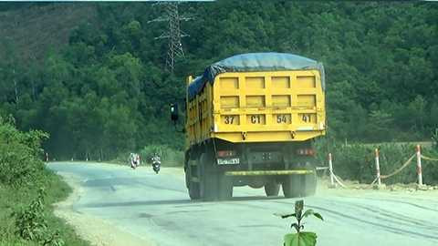 Từ đường Hồ Chí Minh, các xe tải ‘khủng’ vô tư xuôi theo đường QL48 để chạy ra Thanh Hóa. Không chỉ tiềm ẩn nguy cơ làm hư hỏng đường sá, những đoàn xe tải chở cát còn gây ô nhiễm nặng cho những đoạn đường trên địa bàn các huyện Tân Kỳ, Nghĩa Đàn, TX. Thái Hòa... ở Nghệ An.