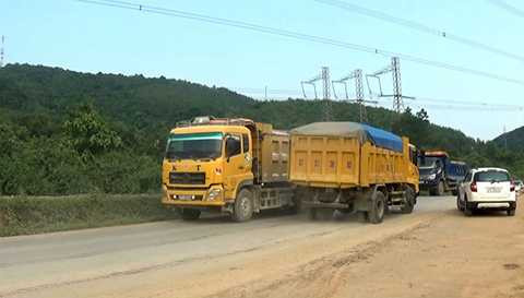 Những đoàn xe ‘khủng’ chở cát là nỗi ám ảnh cho những phương tiện giao thông khác lưu thông trên tuyến đường Hồ Chí Minh và QL48.