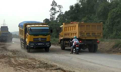 Mỗi ngày có cả trăm lượt xe tải chở cát từ Nghệ An ra Thanh Hóa, trong đó hàng loạt xe có biểu hiện cơi nới thùng, chở vượt tải nhưng vẫn lưu thông nghênh ngang.