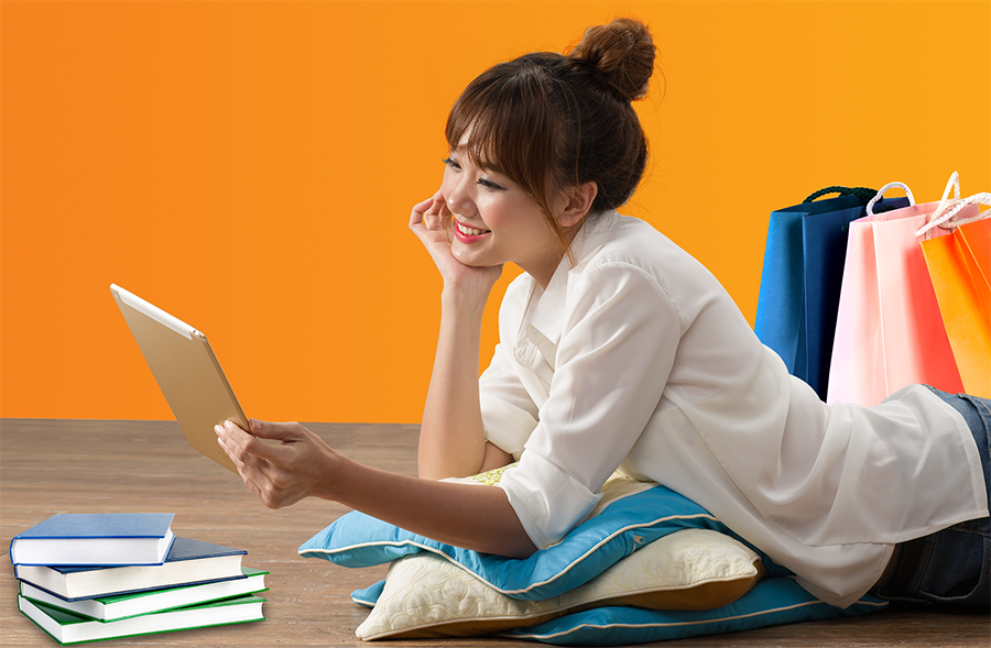 Hari Won luôn mang theo điện thoại thông minh hoặc tablet để tìm đường và kết nối với mọi người.