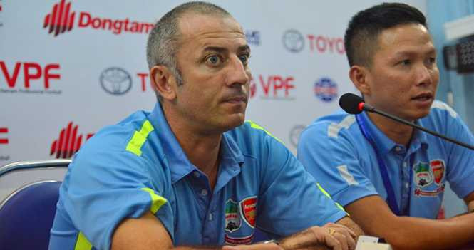 Bầu Đức sa thải HLV Guillaume Graechen