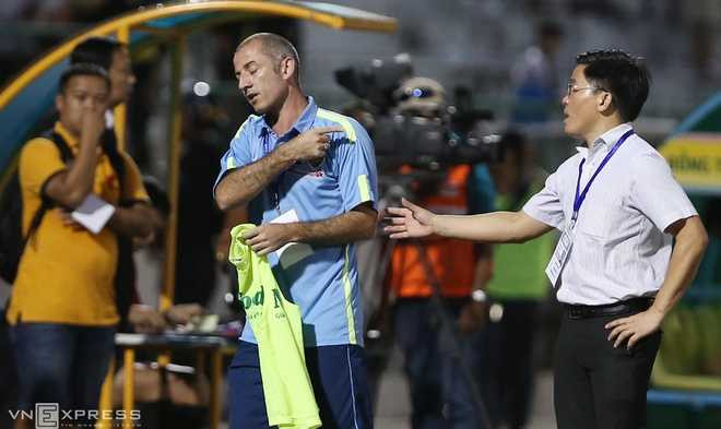 Bầu Đức cãi nhau với trưởng đoàn HAGL