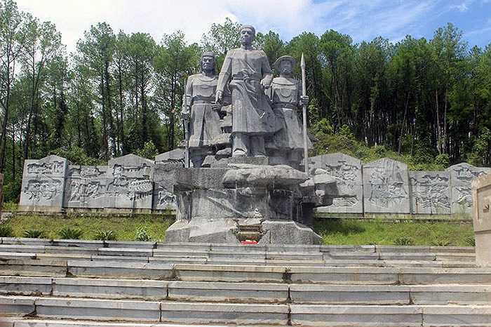 Quần thể tượng đài nhà yêu nước Phan Đình Phùng được khởi công xây dựng năm 2009 trên diện tích 3,8 ha, tọa lạc tại đồi thông của dãy Động Voi (thị trấn Vũ Quang) - nằm ngay cạnh đường mòn Hồ Chí Minh với tổng mức đầu tư khoảng 30 tỷ đồng từ ngân sách Nhà nước.