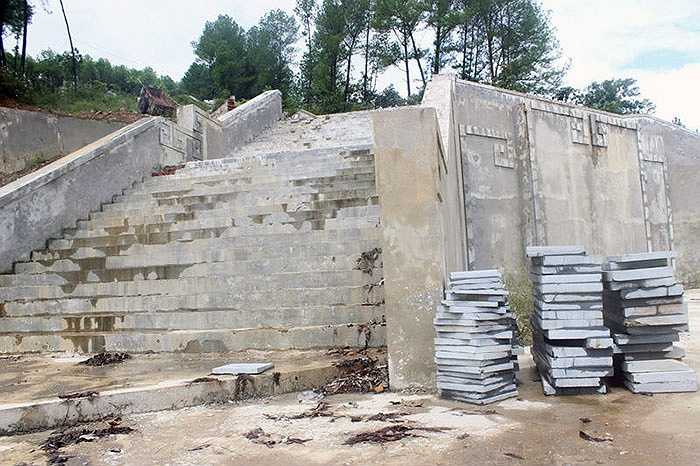 'Thấy công trình tâm linh mà để mãi như vậy, chúng tôi cũng thấy nóng ruột. Huyện sẽ xin các cơ quan ban ngành từ 500 triệu - 1 tỷ cùng đơn vị thi công tiếp tục việc xây dựng'- ông Nam nói.