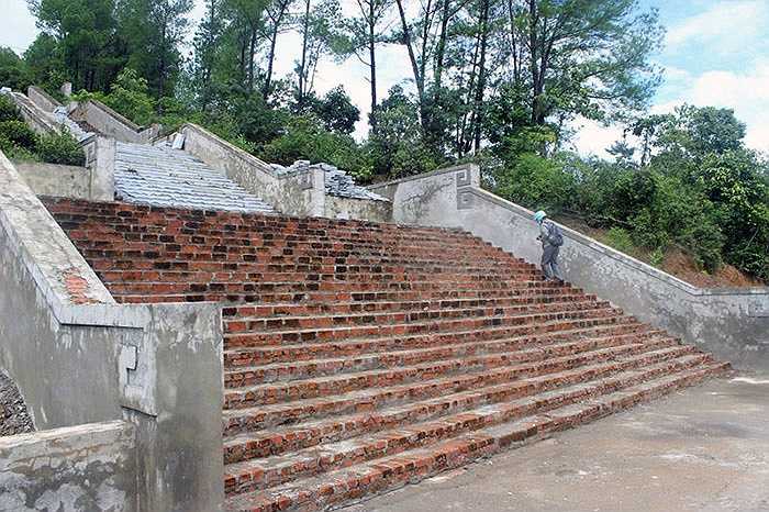 Nói về thời gian hoàn thành công trình tâm linh này, vị Trưởng ban xây dựng cho hay, hiện huyện đang cố gắng xin vốn để làm cho xong. Tuy nhiên, vừa chưa có tiền, sắp tới lại đến mùa mưa nên trong năm 2015, chưa chắc đã làm được. (Nguồn: Vietnamnet)