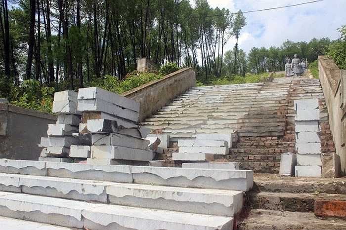 Hệ thống bậc thang dẫn lên khu vực tượng Phan Đình Phùng chưa được lát đá, lộ rõ hình những viên gạch đỏ. Số đá để lát bậc thang lại bị chất đống ngổn ngang hai bên bờ tường, nhiều viên bị gãy, vụn vỡ.