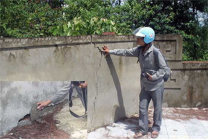 Ngoài ra, phần tường bao quanh của quần thể tượng đài đã xuất hiện các vết rạn và vết nứt lớn, dễ dàng quan sát bằng mắt thường. Một số chỗ được trám lại nhưng không thể che giấu được sự xuống cấp.