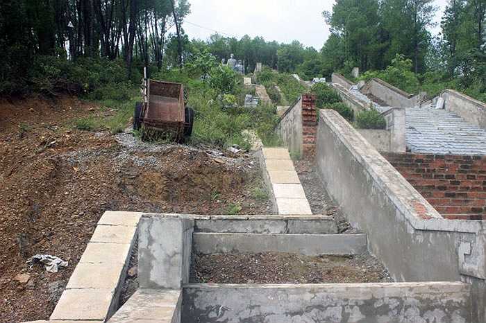 'Người dân thị trấn Vũ Quang ai cũng mong công trình hoàn thiện để thể hiện lòng thành kính đối với người đứng đầu của phong trào Cần Vương. Tuy nhiên, chứng kiến cảnh tượng đài thi công dang dở, nhiều hạng mục xuống cấp, ai cũng cảm thấy rất xót' - ông Trần Thành (68 tuổi, trú thị trấn Vũ Quang) chia sẻ.