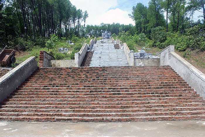 Trao đổi với PV, ông Phan Xuân Nam, Trưởng ban xây dựng cơ bản huyện Vũ Quang cho hay, kinh phí đã bỏ ra để xây dựng tượng đài khoảng 25 tỷ đồng, còn thiếu 5 tỷ để xây lắp. Trong nhiều năm qua, do không huy động được số tiền còn lại nên chỉ xây dựng 'cầm chừng'.