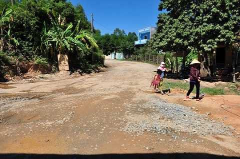 Nhiều người dân đặt biển báo cấm xe chở rác và túc trực 24/24 đường vào Khu xử lý rác Bình Nguyên