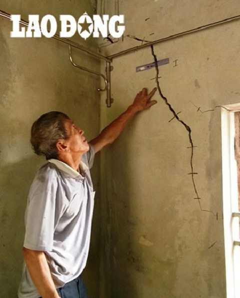 Hàng loạt vết nứt nham nhở xuất hiện tại gia đinh ông Cạy.