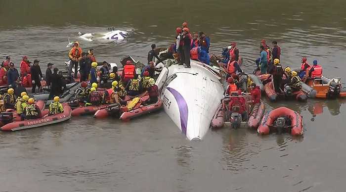 Ngày 4/2/2015, một chiếc ATR 72-600 của hãng hàng không TransAsia Airways bay nội địa dự kiến giữa Đài Bắc và đảo Kim Môn, Đài Loan. Chiếc máy bay đã bị rơi xuống một con sông ngay sau khi cất cánh từ Sân bay Songshan tại Đài Bắc. 4 thành viên phi hành đoàn và 39 hành khách thiệt mạng. Nguồn: VOV