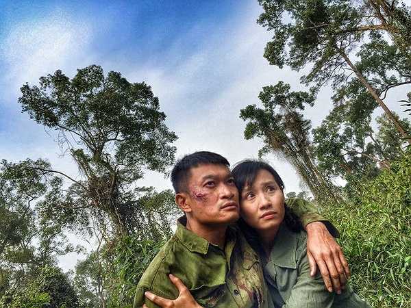 Cả hai đều sợ sệt, nhưng vì có kinh nghiệm đóng phim chiến tranh trước đó nên Quốc Thái luôn động viên, xoa dịu tinh thần cho Lã Thanh Huyền. 