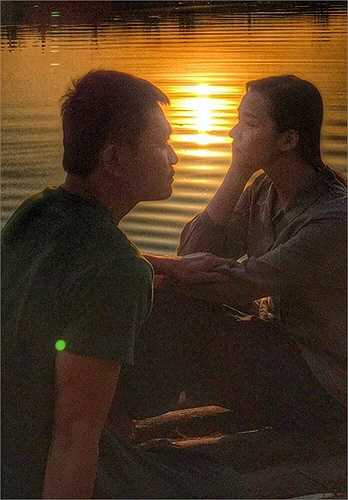 Nước sông chảy xiết, lạnh đến tê tái khiến cơ thể của hai diễn viên mất cảm giác. Dù vậy, họ vẫn phải hoàn thành màn khóa môi, thể hiện tình yêu nảy sinh trong bom đạn của hai nhân vật chính.