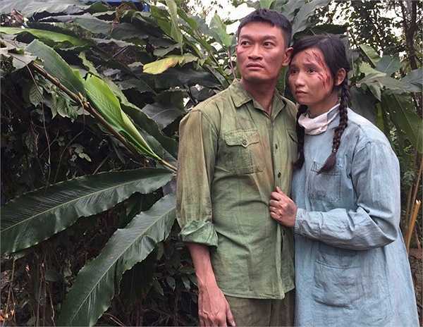 May mắn sống sót để trở về, trái tim cô lại quặn thắt khi người yêu đã lấy vợ, mẹ cô cũng vì tưởng con gái đã hy sinh nên ốm yếu mà qua đời.